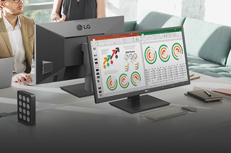 Büroangestellte schauen auf den Bildschirm eines LG Cloud-Geräts in einem Büro