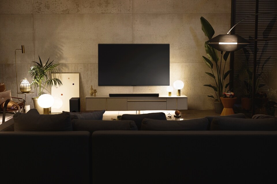 LG TV hängt in einem stylischen Wohnzimmer an der Wand.