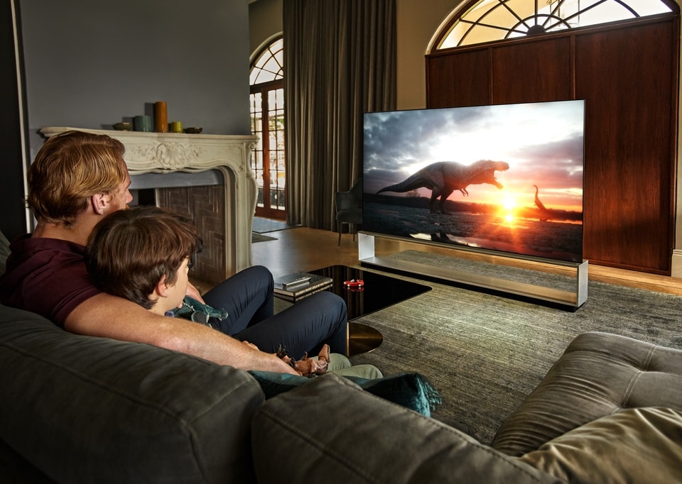 Vater schaut mit seinem Sohn einen Film über einen LG TV.