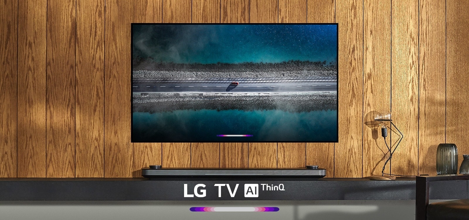 Die LG AI ThinQ Funktion wird vor einem LG TV in einem stylischen Wohnzimmer gezeigt.
