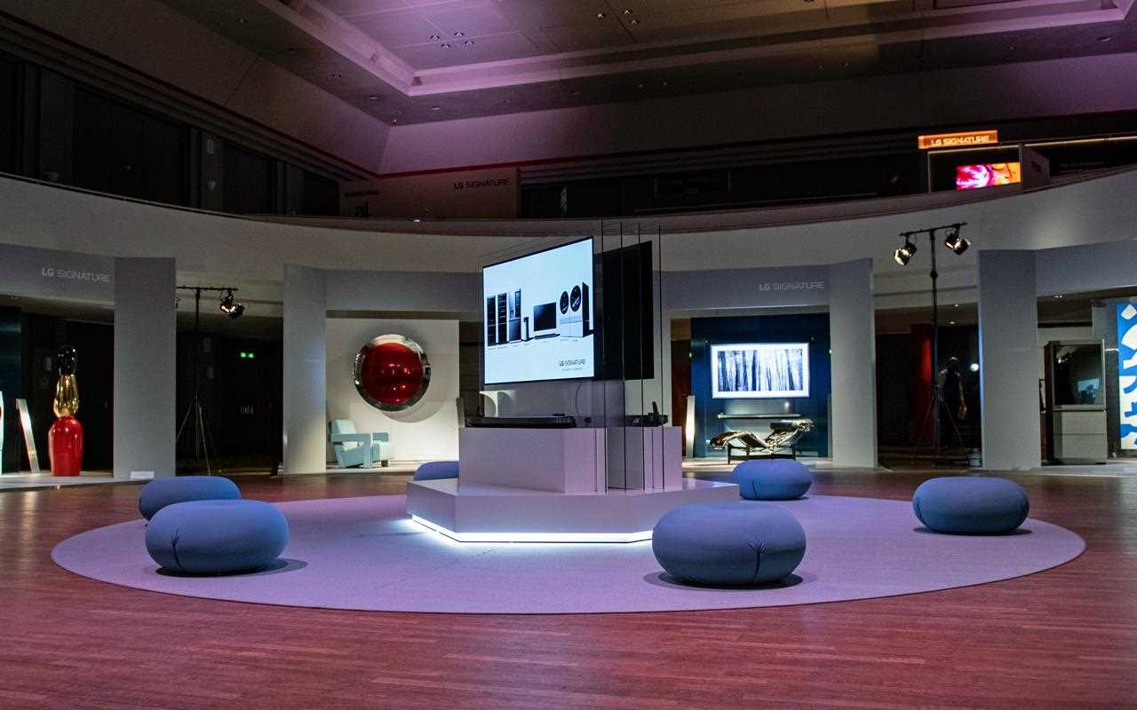 A wide view of LG SIGNATURE ARTWEEK, taking place in the Zoo Gesellschaftshaus in Frankfurt