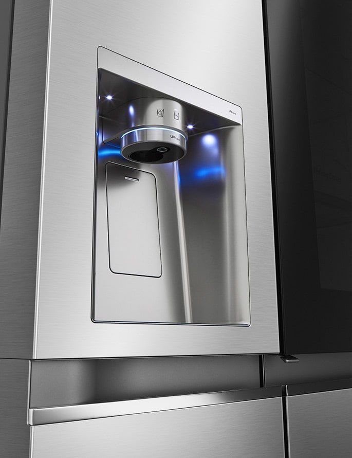 Der Wasserspender eines LG Instaview Kühlschrank auf der CES 2021