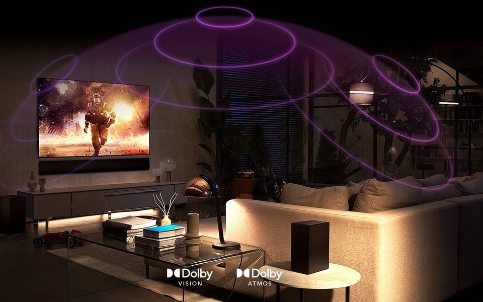 Bester TV Sound dank Dolby Vision und Dolby Atmos ‒ das schafft ein immersives Kinoerlebnis wie in diesem abgedunkelten Wohnzimmer.