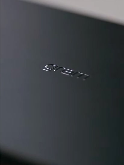 Eine Nahaufnahme des LG gram Laptops in Dunkelgrau.