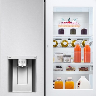 Eine Nahaufnahme des LG instaView Kühlschrank Wasserspenders und der Door-in-Door.
