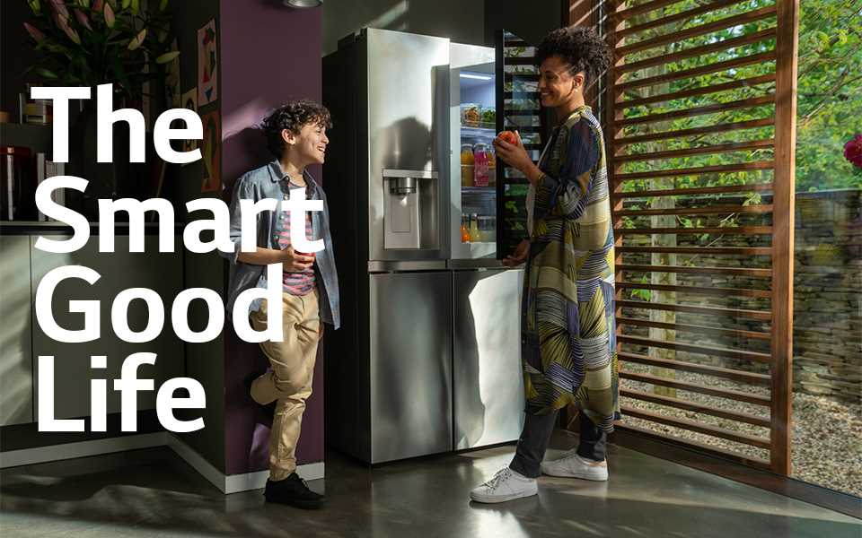 Ein Bild einer Mutter und ihres Sohnes, die vor dem LG instaView Door-in-Door Kühlschrank stehen, mit dem Text "The Smart Good Life"
