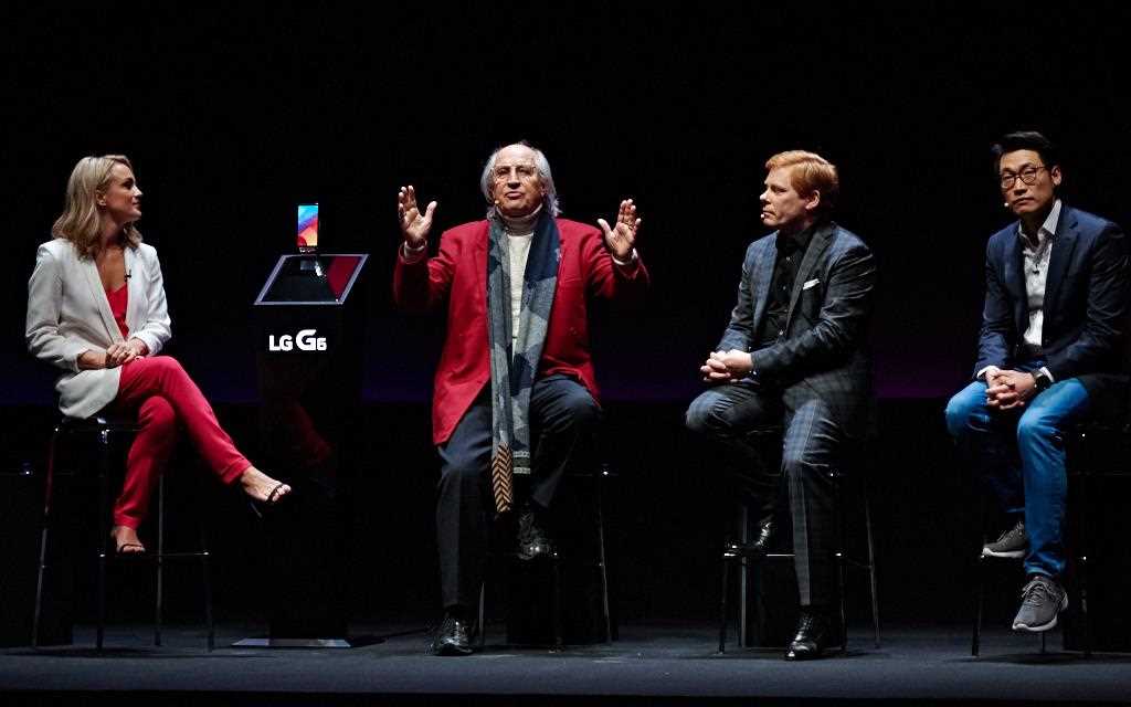 An image of 4 presenters talking about new display ratio 18:9 of lg g6 smartphone