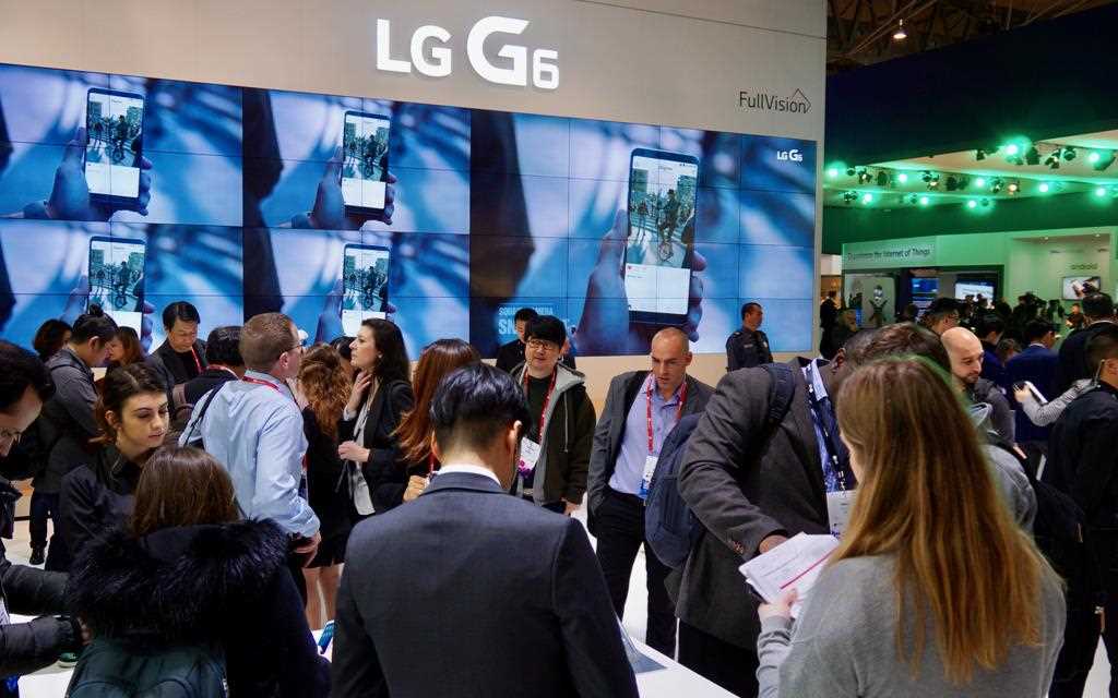An image of crowd at mwc 2017 barcelona in lg booth