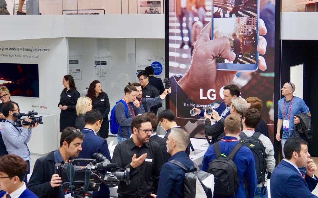 A photo of crowd experiencing new lg g6 at mwc 2017 barcelona in lg booth