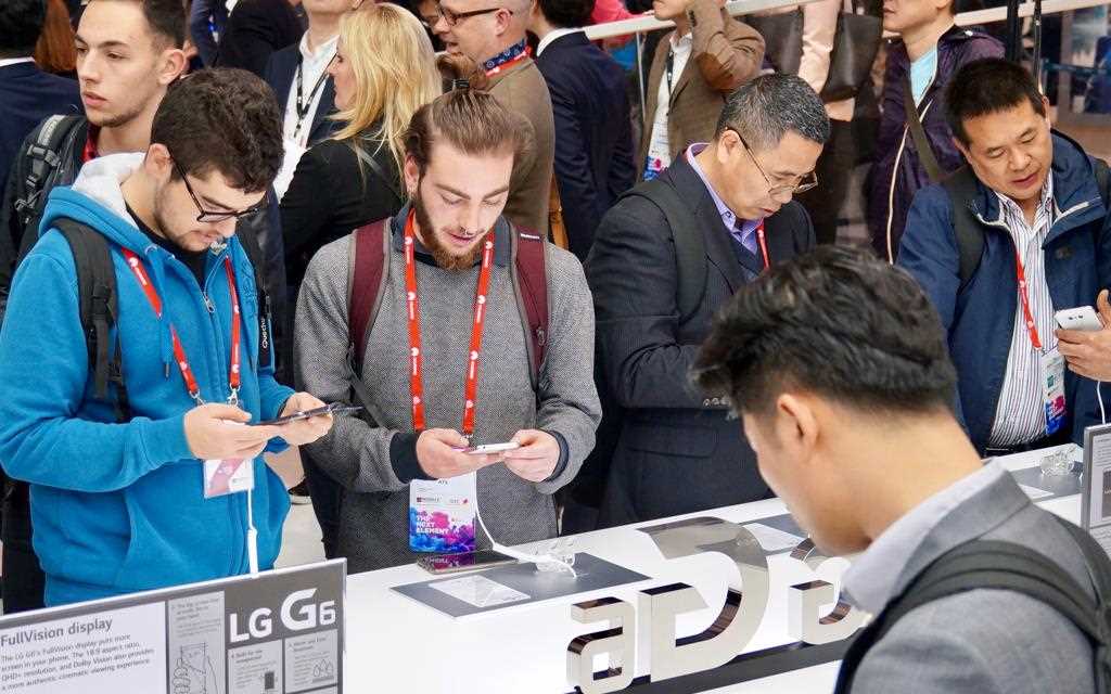 An image of a crowd excited to meet the new lg g6 at mwc 2017 barcelona