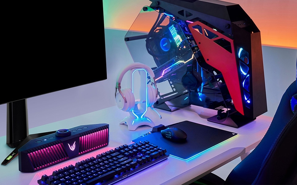 Ein LG UltraGear Gaming-Monitor und Gaming-Lautsprecher vervollständigen ein Gaming-Setup.