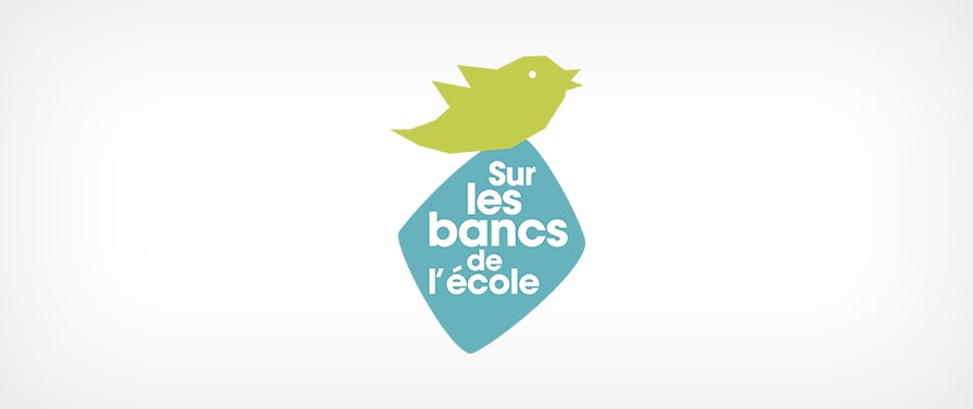 Logo von Sur les bancs de I’école vor einem weißen Hintergrund.