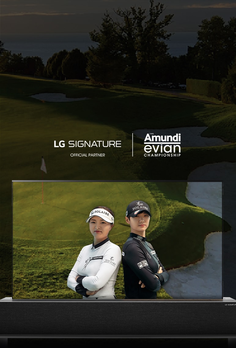 Ein Bild der Golferinnen Jin Young Ko und Sung Hyun Park, die mit dem Rücken zueinander stehen, auf dem Bildschirm eines LG SIGNATURE OLED R aufrollbaren TV.