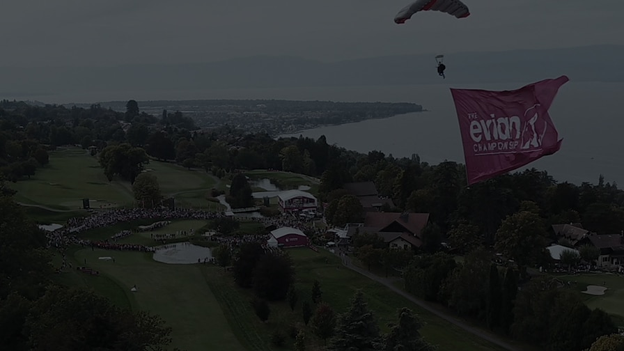 Ein kurzes Video mit einem Golfplatz, den Golferinnen Jin Young Ko und Sung Hyun Park und einem gravierten LG SIGNATURE OLED R aus der Vogelperspektive.