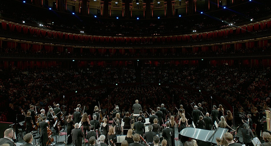 Ein komplettes großes Orchester spielt in einem großen Theater