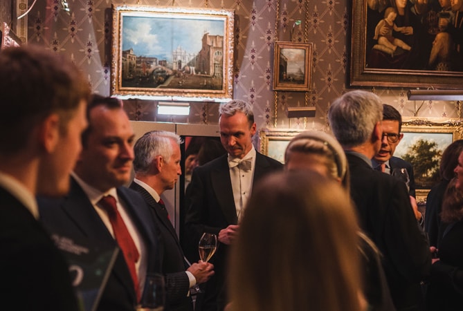 VIP-Gäste bei einem privaten Abendessen.