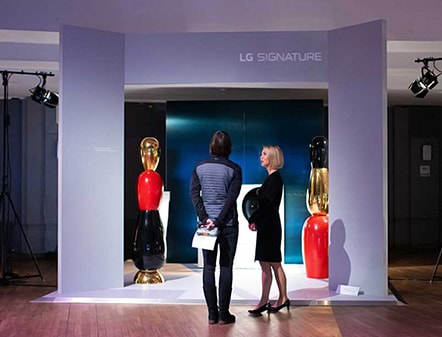 Vorderansicht der Bühne mit dem Kühlschrank von lg signature auf der Kunstwoche in Deutschland