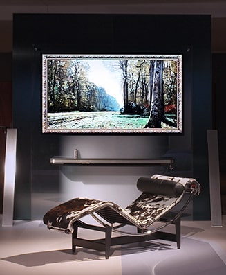 Das künstlerische Bild von dem OLED TV von lg signature befindet sich in der Mitte der lg signature Kunstwoche in Deutschland