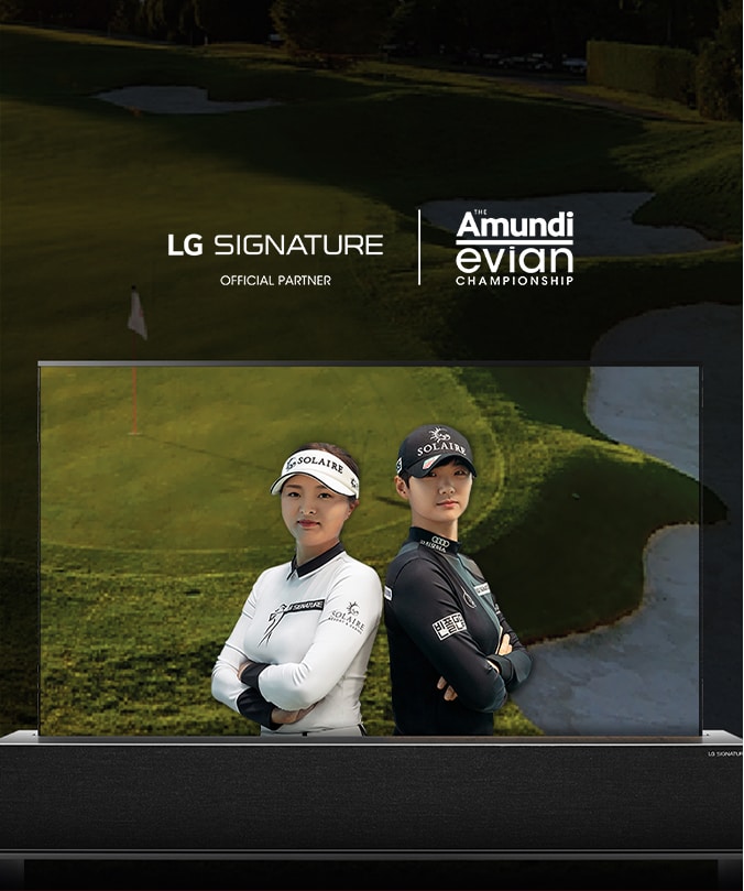 Ein Bild der Golferinnen Jin Young Ko und Sung Hyun Park, die mit dem Rücken zueinander stehen, auf dem Bildschirm eines LG SIGNATURE OLED R aufrollbaren TV.