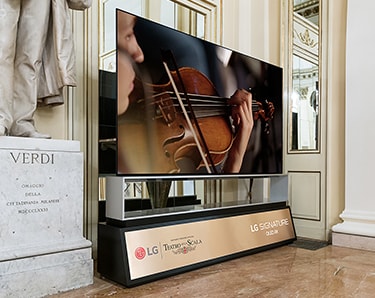 Im Opernhaus La Scala wird ein 8K-OLED-Fernseher von LG SIGNATURE gezeigt, der auf seinem Bildschirm ein Geigenkonzert wiedergibt.