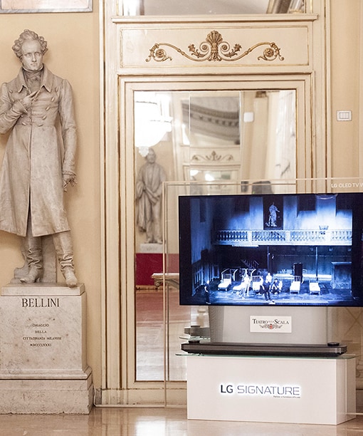 Das LG SIGNATURE OLED TV W9 wird im Opernhaus La Scala gezeigt.