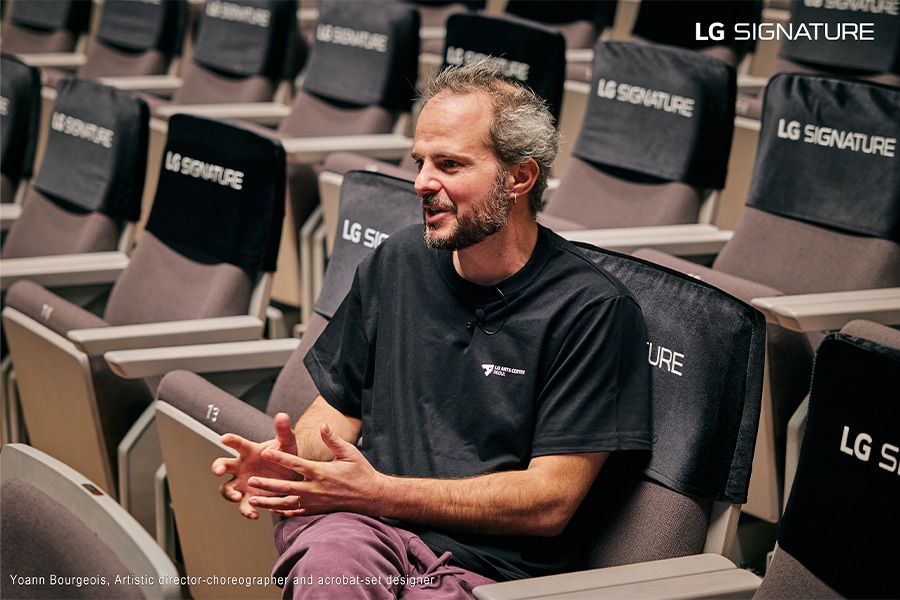 Im Interview spricht Yoann Bourgeois auch über seine Eindrücke und Gefühle bei seiner ersten Aufführung in Korea.