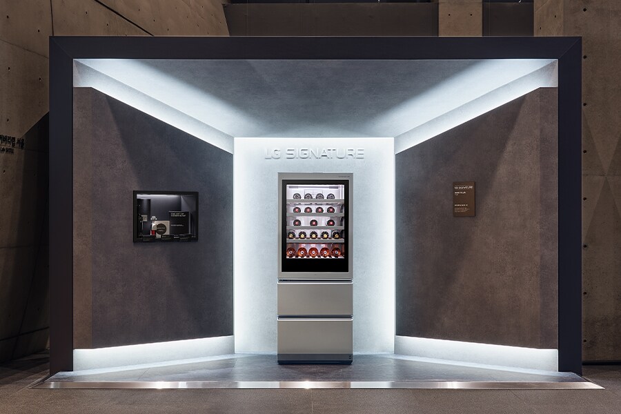 Eine Illustration des mit Weinflaschen gefüllten Weinkühlschranks von LG SIGNATURE zwischen Betonwänden.