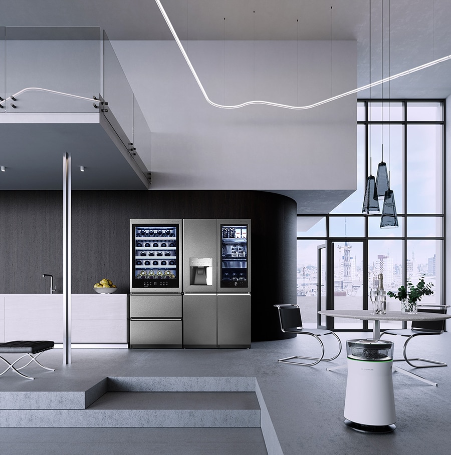 Der Kühl- und Weinkühlschrank von LG SIGNATURE, integriert in eine moderne Küche im Bauhaus-Stil mit Ausblick auf Berlin.