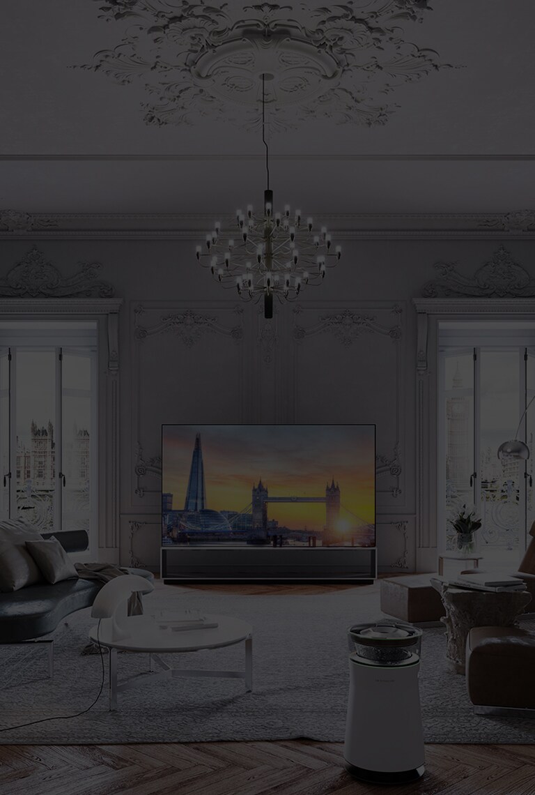 Ein OLED 8K-Fernseher von LG SIGNATURE wurde in einem Raum mit viktorianischen Gesimsen und Parkettböden sowie Einrichtungsgegenständen von Flexform aufgestellt.