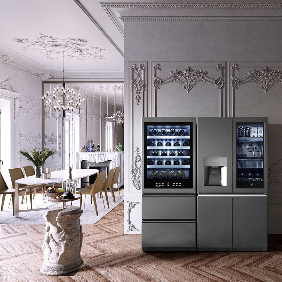 Ein Weinkühlschrank und ein Kühlschrank von LG SIGNATURE wurden im Speisesaal im viktorianischen Stil zusammen mit dem Esstisch „Clarke“ von Flexform aufgestellt.