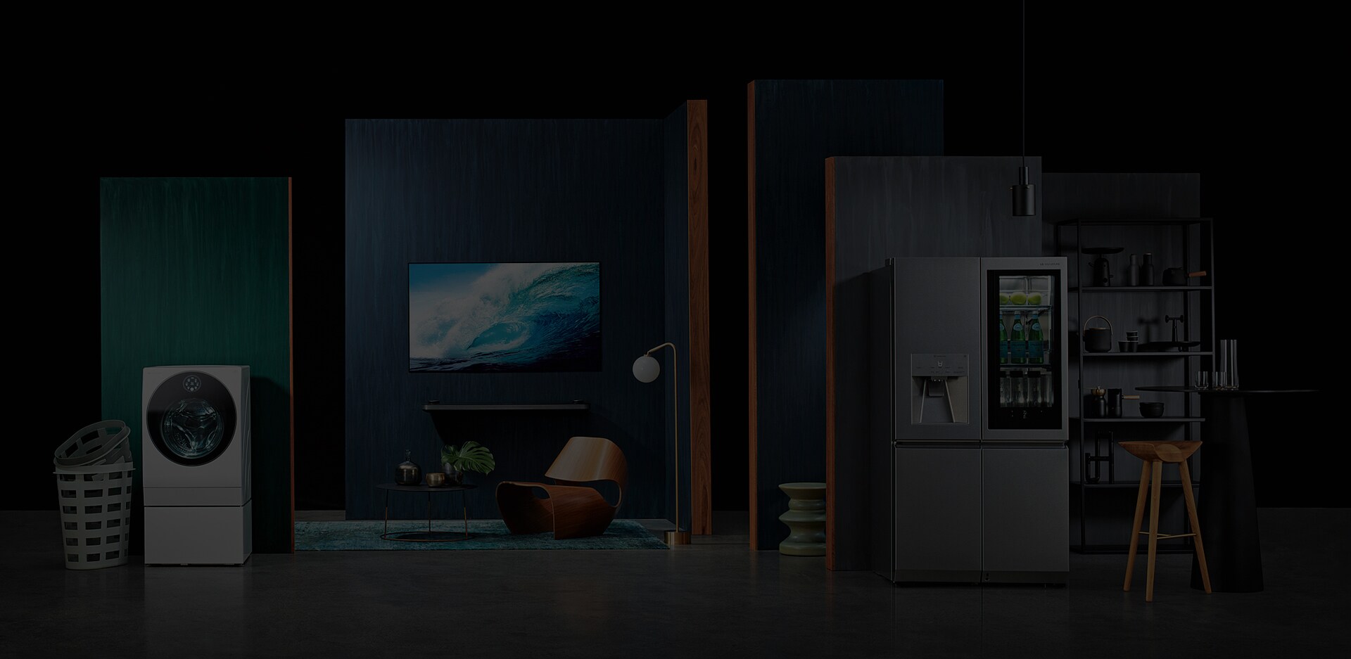 Beginnend von links: lg signatures Waschmaschine, OLED TV W mit Kühlschrank sind mit grüner und blauer Wand sind an einer Stelle ähnlich einem dunklen Studio gezeigt