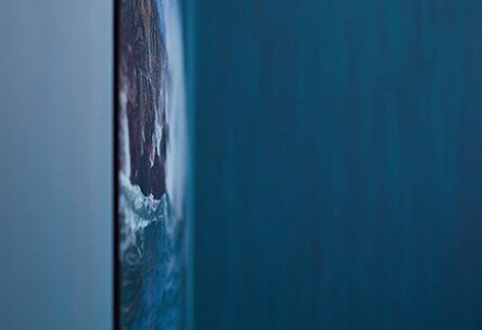 Nahaufnahme des Seitenrahmens von lg signatures Oled TV W mit Bildschirm