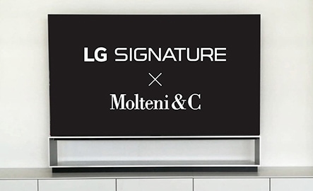 Die Wörter „Molteni&C X LG SIGNATURE“ sind auf dem Bildschirm des LG SIGNATURE OLED 8K-TVs angezeigt.