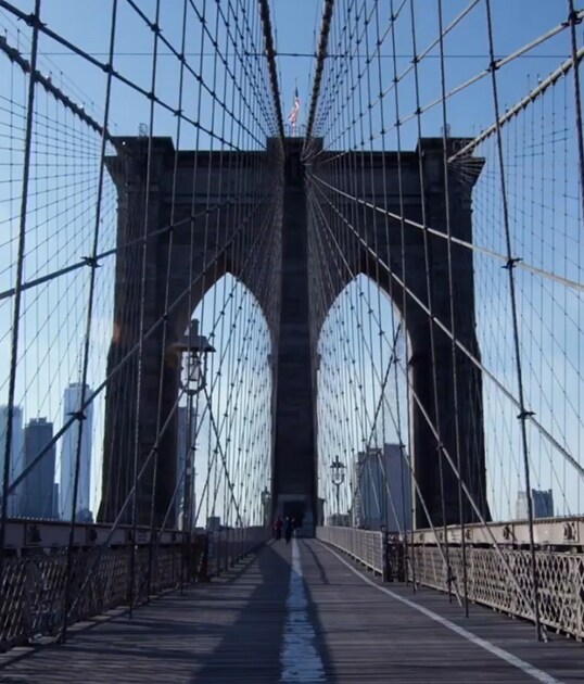 Bild der Brooklyn Bridge, aufgenommen vom Fußgängerweg der Brooklyn Bridge aus.
