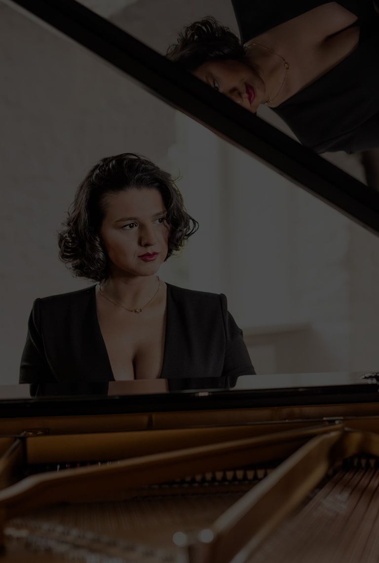 Khatia Buniatishvili sitzt an einem Klavier.