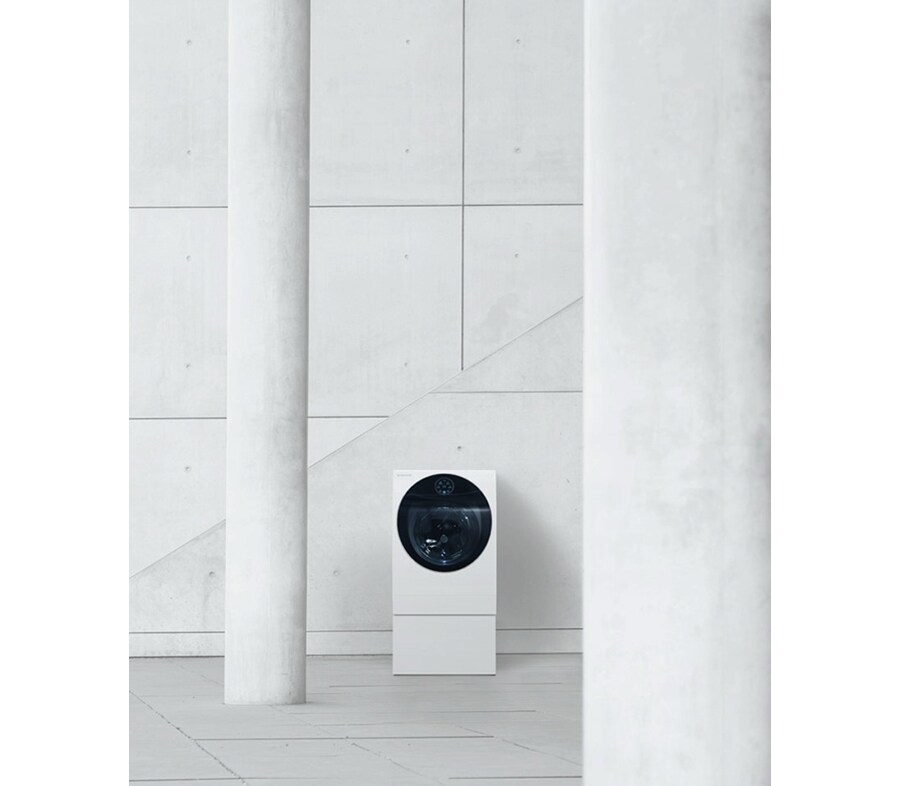 Ein Schwarz-Weiß-Bild der lg signature Waschmaschine rechts in der Mitte des Rahmens, mit einer daneben stehenden Säule