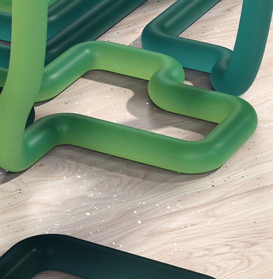 Auf dem Holzboden steht grüner gummiartiger Tron.