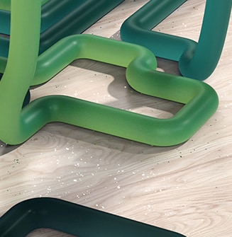 Auf dem Holzboden steht grüner gummiartiger Tron.