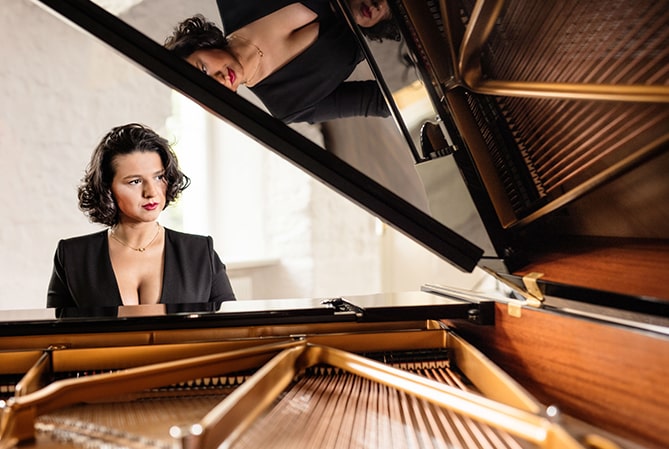 Khatia Buniatishvili spielt auf dem Klavier.