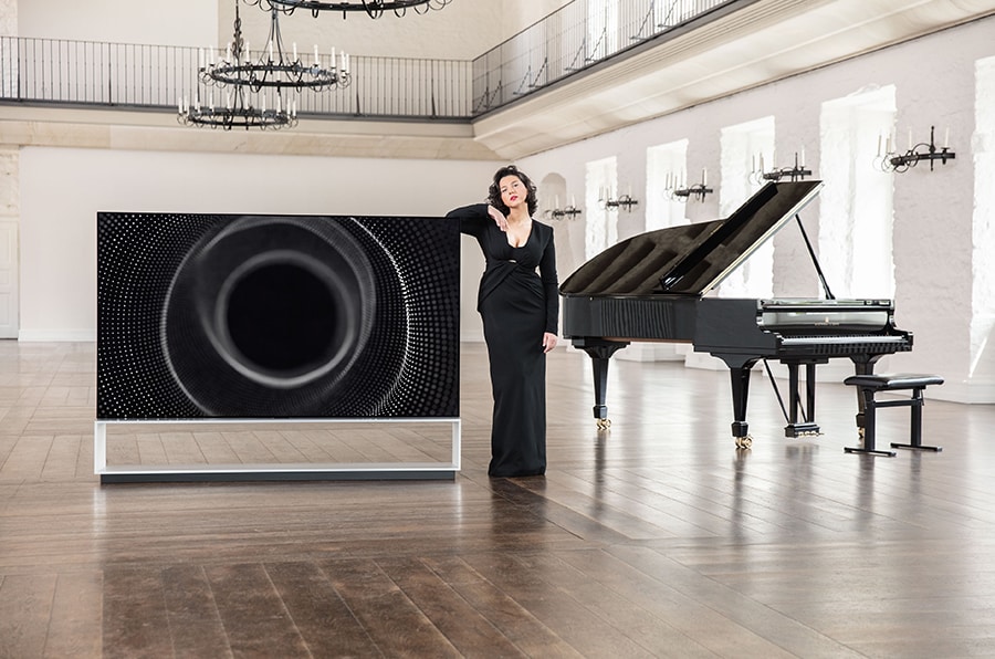 Khatia Buniatishvili mit dem LG SIGNATURE OLED 8K TV