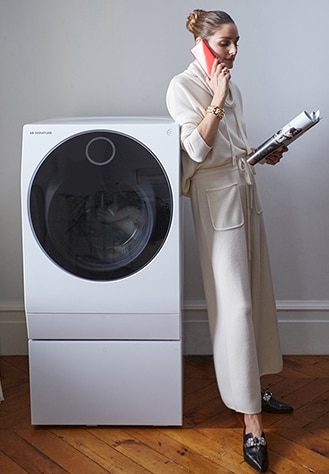 Während Olivia Palermo darauf wartet, dass ihre LG SIGNATURE Waschmaschine ihre Wäsche fertig wäscht, beschäftigt sie sich mit anderen alltäglichen Aufgaben.