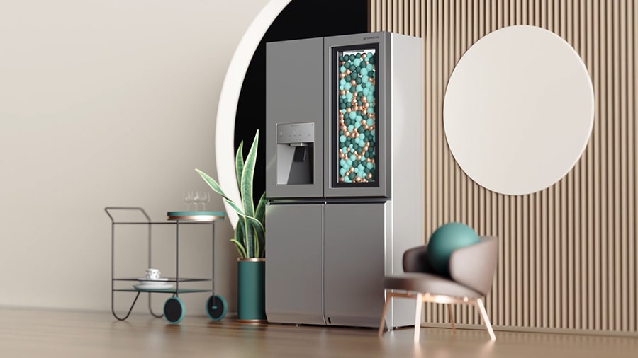 Vorderansicht eines LG SIGNATURE Kühlschranks, der auf dem Boden mit Kunstobjekten steht. 