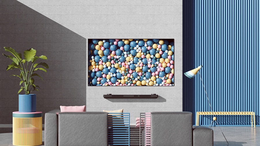 LG SIGNATURE OLED TV, an der Wand angebracht, mit bunten Bällen.