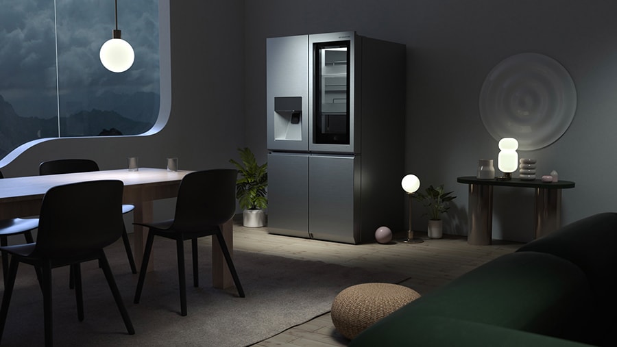 Der LG SIGNATURE Kühlschrank in einem einzigartig modernen Esszimmer.