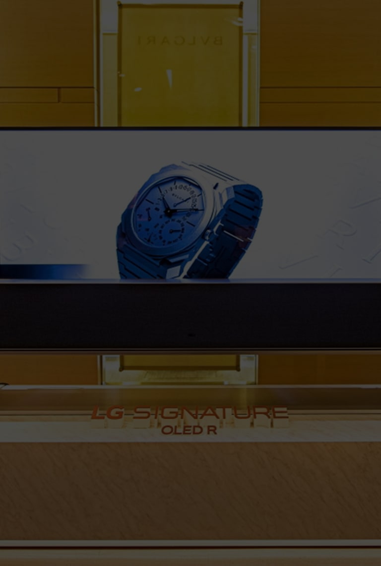 Artikeltitel, der über ein Bild eines aufrollbaren OLED TV R mit einer Bvlgari Uhr auf dem Bildschirm gelegt wurde.