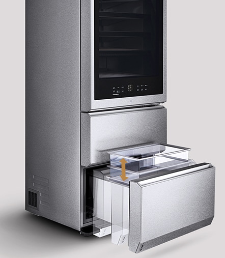 Die Schublade des LG SIGNATURE Weinkühlschranks hebt sich automatisch an.