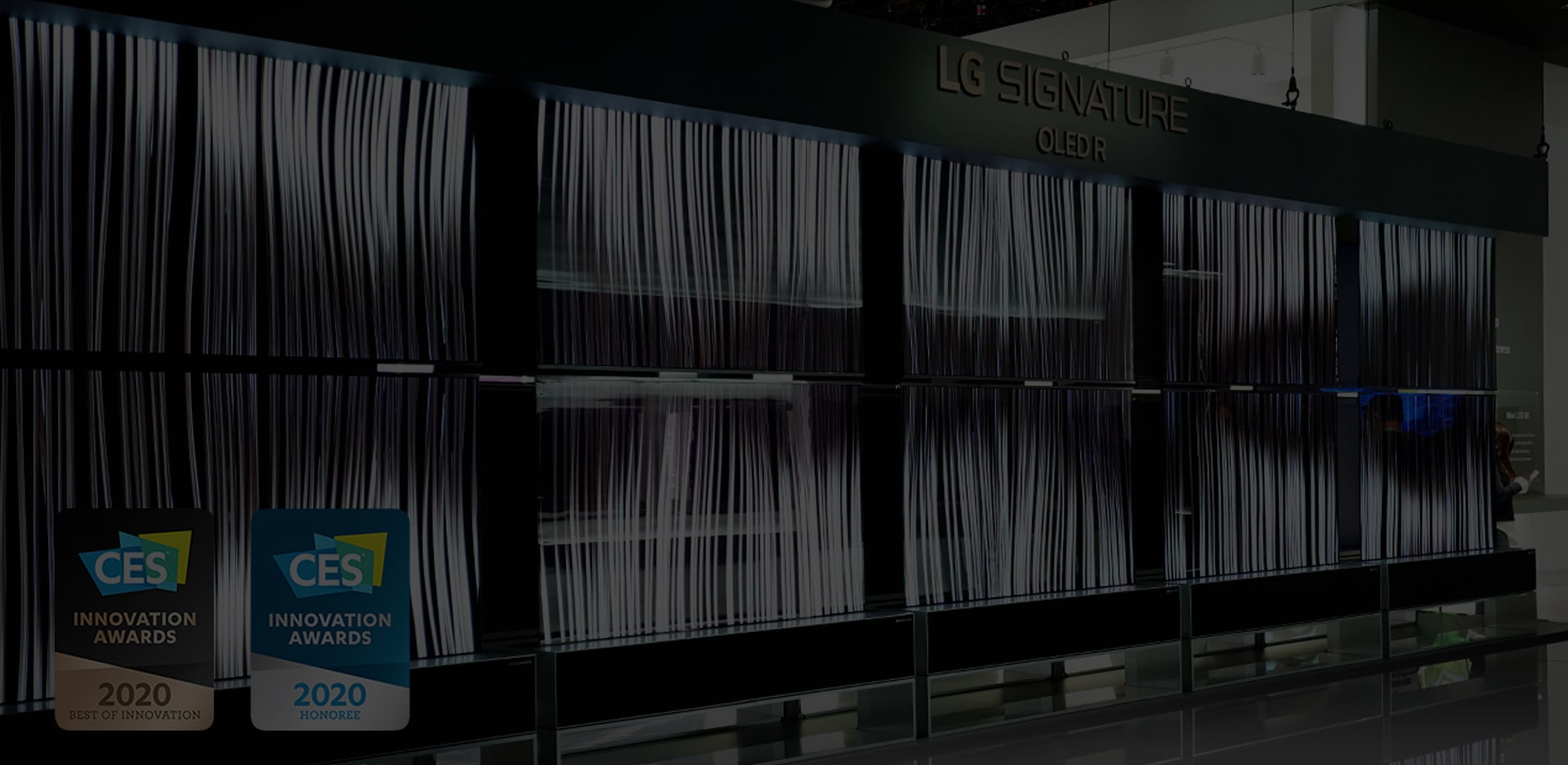 LG SIGNATURE Rollable TVs werden auf der CES 2020 gezeigt und gespielt.