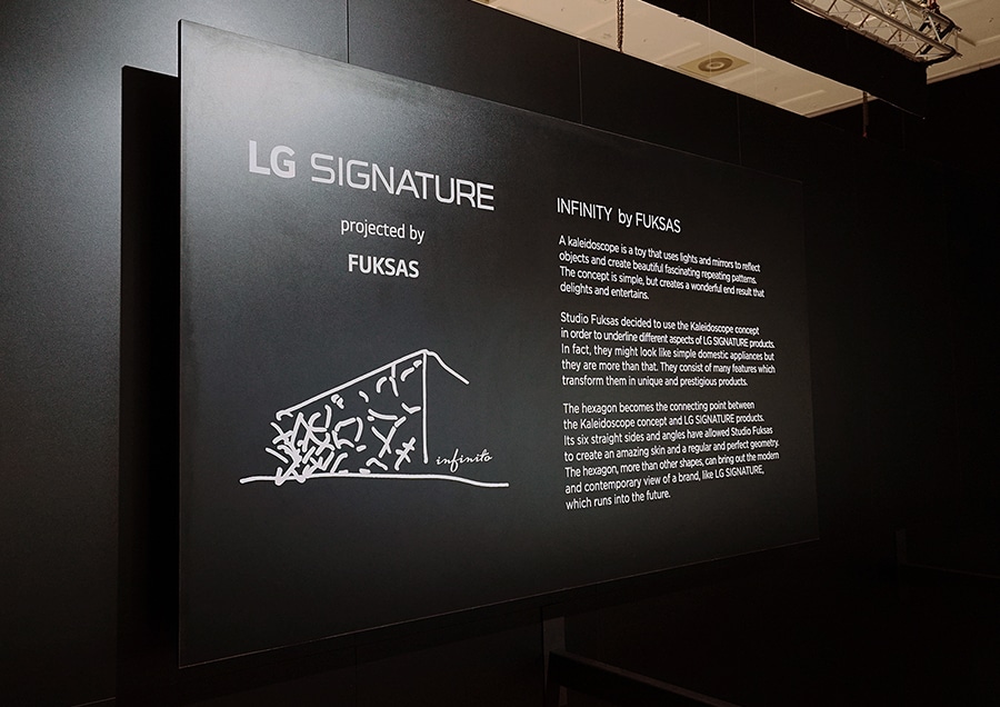 Schwarzes Brett zur Erläuterung des Konzepts von LG SIGNATURE auf der IFA 2019 von Influencer Fuksas