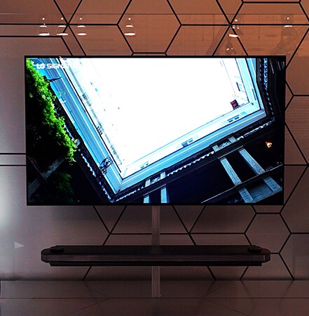 LG SIGNATURE W9 wird beim IFA 2019 an die Glaswand gehängt