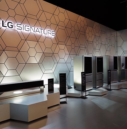 Gesamtansicht der LG SIGNATURE-Produkte, die auf der IFA 2019 in einer Reihe gezeigt wurden